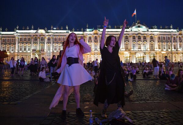 Domnișoare, în Piața Palatului, în cadrul sărbătorii absolvenților „Pânzele Purpurii” din Sankt Petersburg - Sputnik Moldova-România