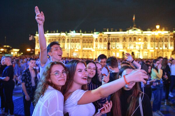 Tineri în Piața Palatului în timpul concertului dedicat sărbătorii absolvenților „Pânzele Purpurii” din Sankt Petersburg - Sputnik Moldova-România