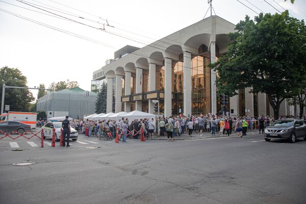 Zeci de oameni au mers încă de aseară la Palatul Republicii pentru a prinde rând la maratonul de vaccinare cu „Sputnik V” - Sputnik Moldova