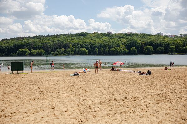 Pe vreme toridă, oamenii preferă să se relaxeze în parcuri și pe plajă - Sputnik Moldova