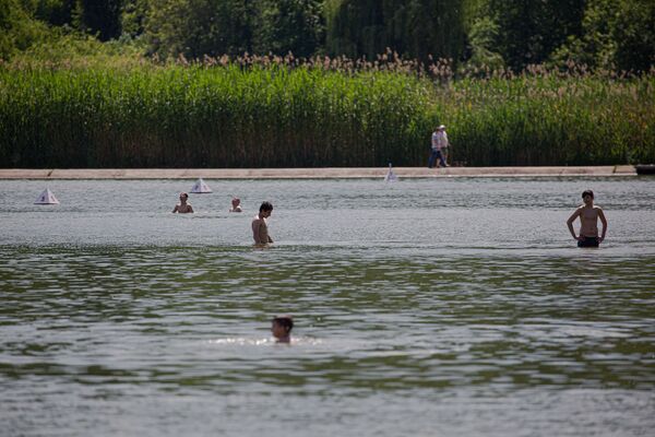 După baia de soare, este tocmai momentul să te scufunzi în apa răcoroasă a lacului - Sputnik Moldova