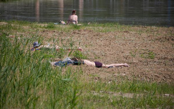 В принципе, пляж - прекрасное место для дневного сна, но не без последствий для кожи.  - Sputnik Молдова