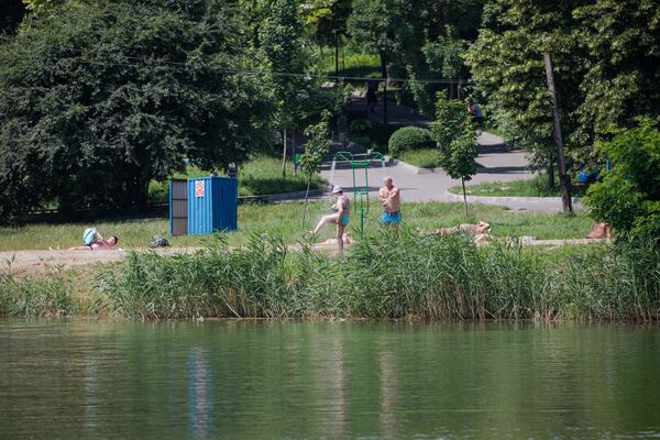 Odihna la plajă este tocmai potrivită pentru zile toride de vară - Sputnik Moldova