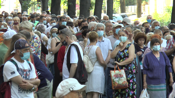 Тысячи людей выстроились в очередь за Спутником V в Кишиневе  - Sputnik Молдова