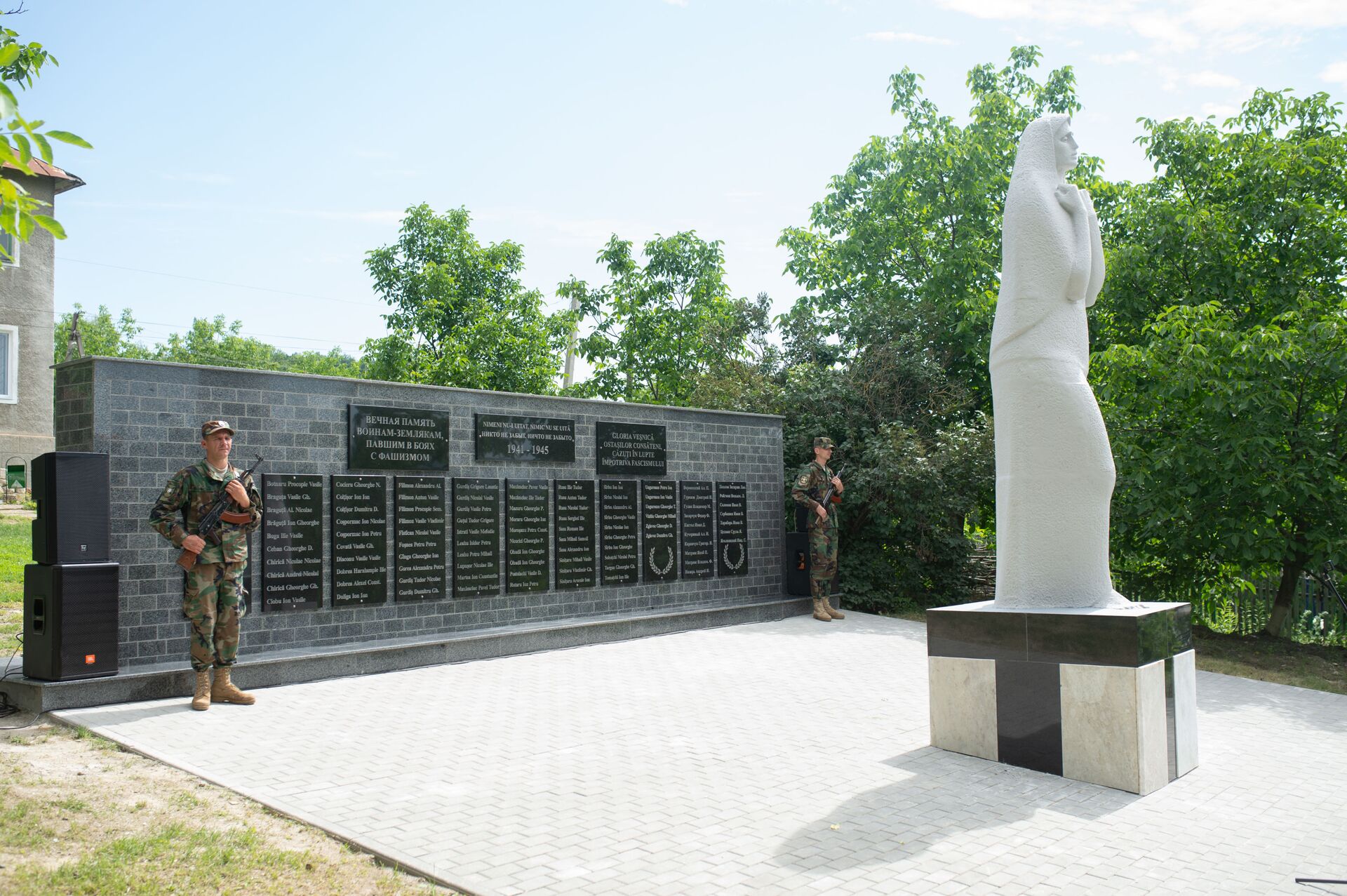 В Корнештах открыли два памятника воинам, погибшим в ВОВ - Sputnik Молдова, 1920, 20.07.2021