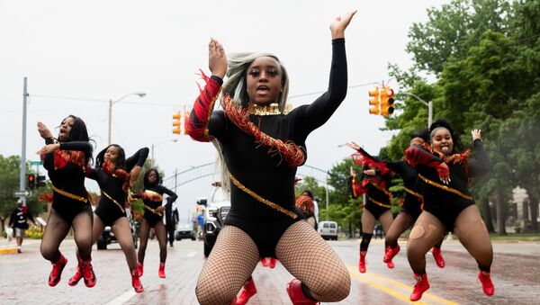 Танцевальный капитан Шайр'Мэй Харрис возглавляет участников из For The Love of Dance Studio во время парада, штат Мичиган, США - Sputnik Молдова