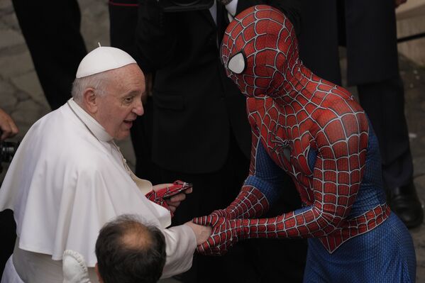 Папа Франциск встречает Человека-паука во дворе Сан-Дамасо в Ватикане. - Sputnik Молдова