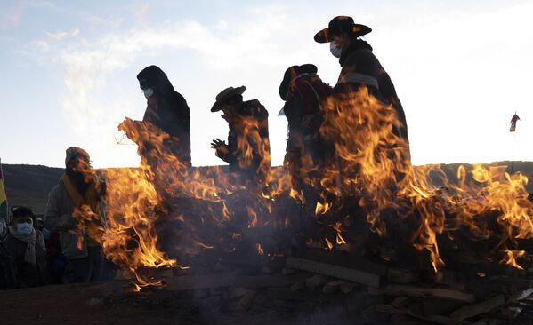 Религиозные лидеры коренных народов аймара завершают новогодний ритуал в древнем городе Тиуанако, Боливия. - Sputnik Молдова