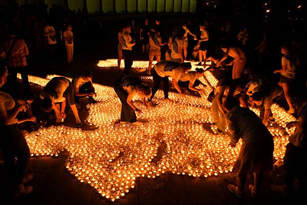Участники акции Свеча памяти зажигают свечи перед Музеем Победы в Москве. - Sputnik Молдова