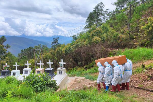Похороны умершего от Covid-19 на кладбище в Фаламе, Мьянма. - Sputnik Молдова