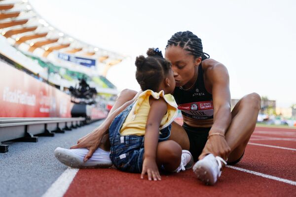 Эллисон Феликс празднует победу со своей дочерью Камрин после того, как заняла второе место в соревнованиях по бегу на 400 метров чемпионата США. - Sputnik Молдова