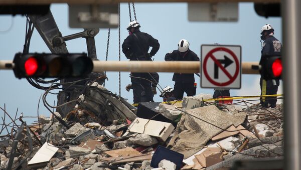 Спасатели на месте обрушения здания в Майами  - Sputnik Молдова