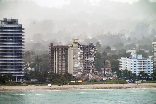 Вид на место обрушения здания в Майами. - Sputnik Молдова