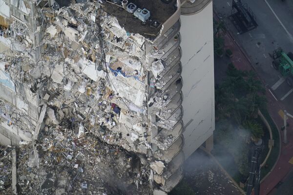 Спасатели на месте обрушения здания в Майами. - Sputnik Молдова