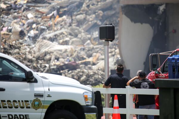Спасатели на месте обрушения здания в Майами. - Sputnik Молдова
