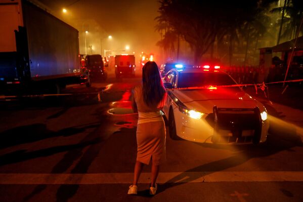 Девушка у оцепления на месте обрушения здания в Майами. - Sputnik Молдова
