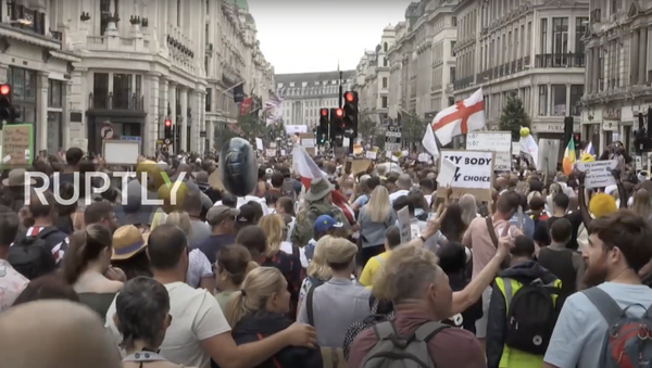 UK: Thousands of anti-govt demonstrators march through London to Westminster Palace - Sputnik Moldova-România