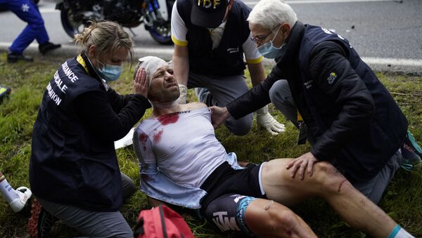 Сирил Лемуан получает медицинскую помощь после аварии на первом этапе велогонки Тур де Франс - Sputnik Moldova-România