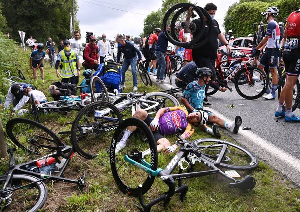 Ciclism - Turul Franței - Etapa 1 - din Brest la Landerneau - Franța - 26 iunie 2021 B&B Hotels p / b Călărețul KTM Bryan Coquard din Franța reacționează după  cumplitul accident. - Sputnik Moldova