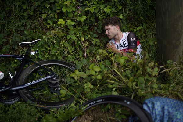 Швейцарец Марк Хирши лежит на обочине дороги после аварии на первом этапе велогонки Тур де Франс. - Sputnik Молдова
