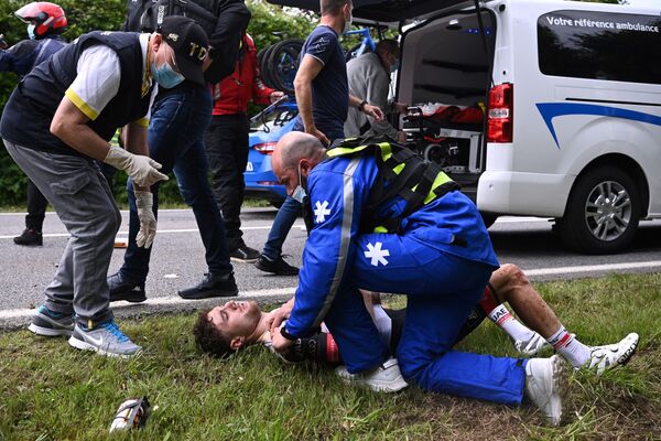 Mark Hirschi din Elveția primește îngrijiri medicale după un accident din prima etapă a celei de-a 108-a ediții a Turului Franței  - Sputnik Moldova-România
