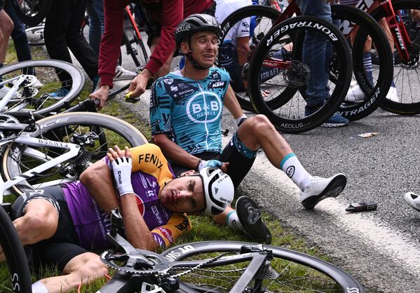 Ciclism - Turul Franței - Etapa 1 - Brest la Landerneau - Franța - 26 iunie 2021: Bryan Coquard din Franța, după un accident. - Sputnik Moldova