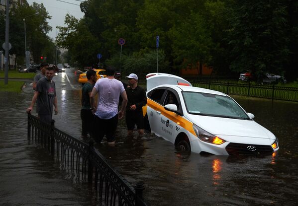 Mașină pe o stradă din Moscova în timpul ploii puternice. - Sputnik Moldova-România