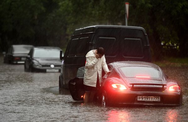 Mașini pe o stradă din Moscova în timpul ploii puternice. - Sputnik Moldova-România