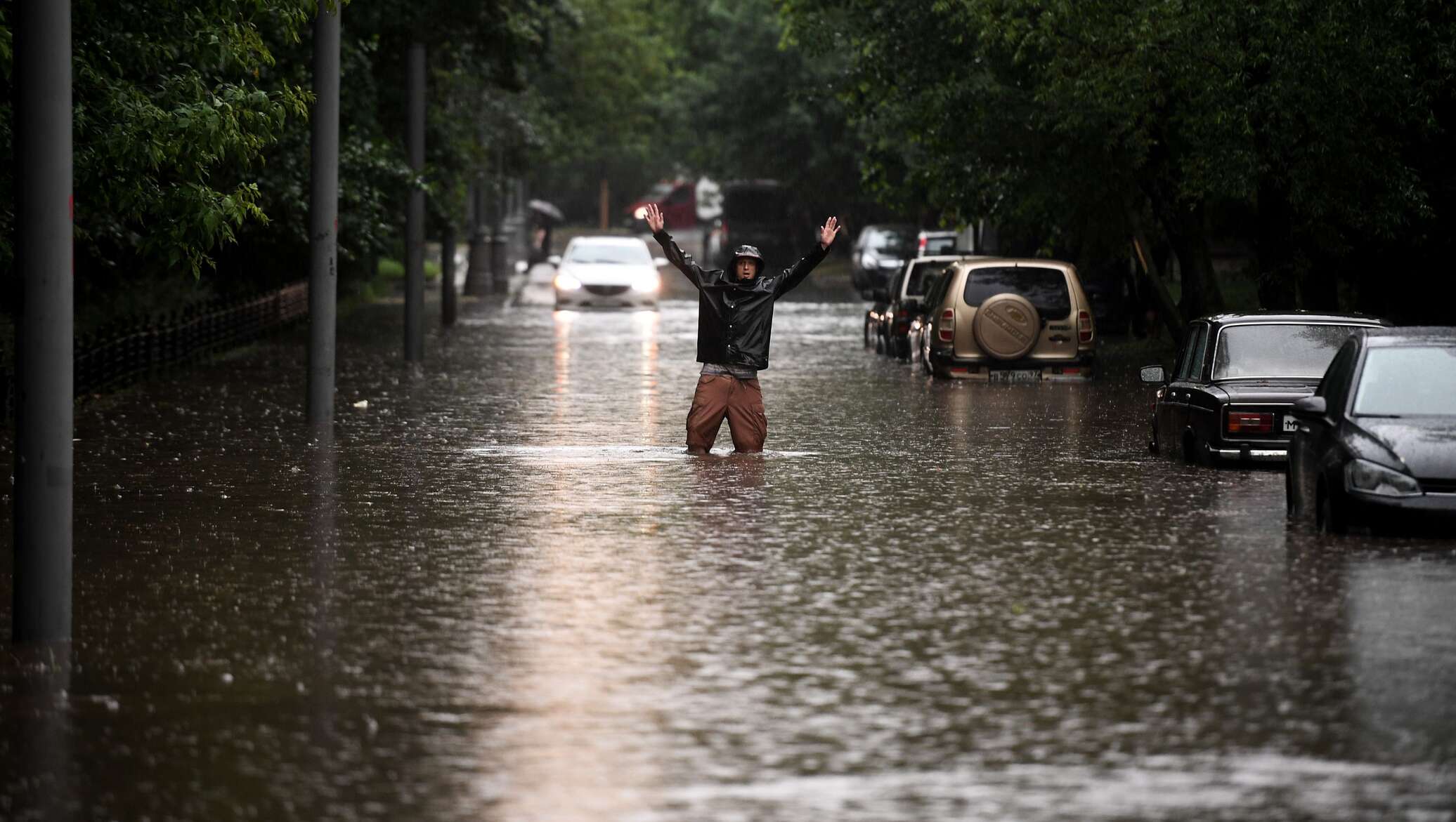 Почему сильный дождь. Дождь в Москве. Ливень. Потоп. Сильный дождь в городе.