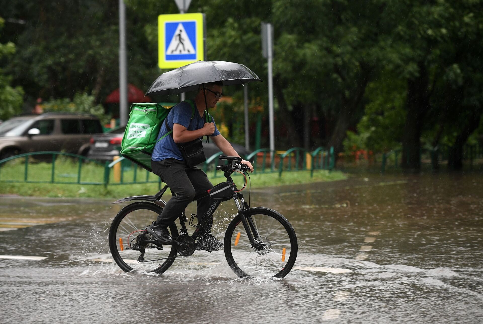 Дождь без перерыва. Велосипед дождь. Курьер на велосипеде в дождь. Велосипедист под дождем. Велосипед ливень.