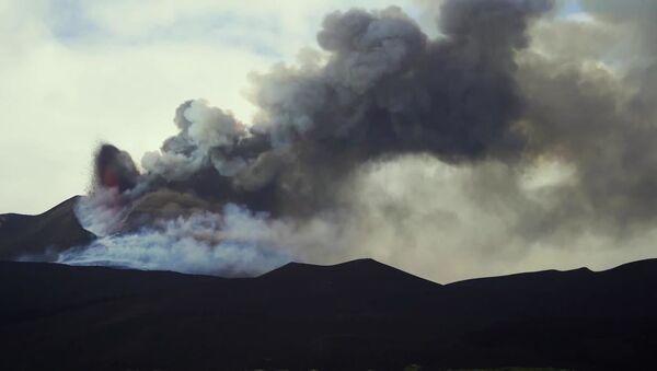Италия: Этна вновь выбросил столбы лавы и пепла в небо над Катанией - Sputnik Moldova-România