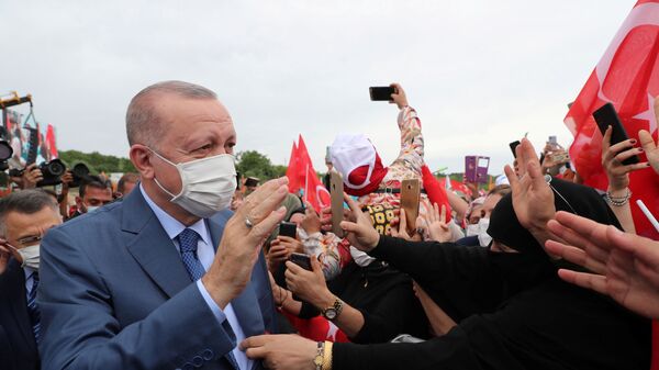 Президент Турции Тайип Эрдоган приветствует своих сторонников по прибытии на церемонию закладки фундамента моста Сазлидере над запланированным маршрутом канала Стамбул - Sputnik Moldova