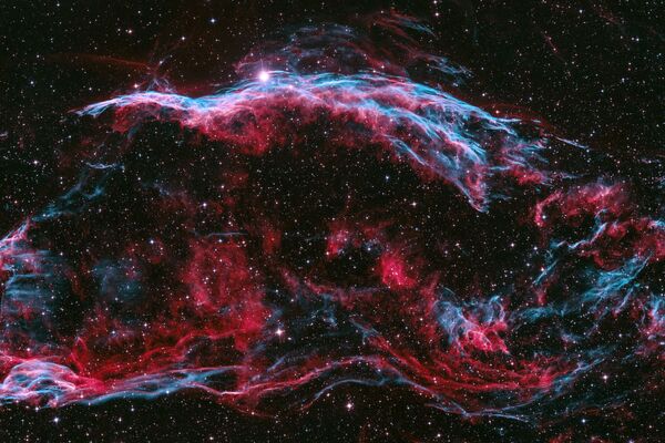 Снимок Bicolour Veil Nebula венгерского фотографа Péter Feltóti, попавший в шортлист конкурса Royal Observatory’s Astronomy Photographer of the Year 13. - Sputnik Молдова