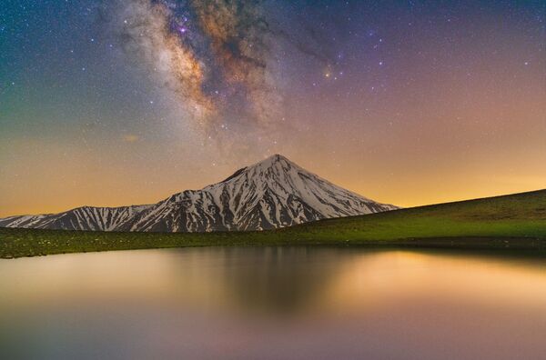 Снимок Glory of Damavand and Milky Way иранского фотографа Masoud Ghadiri , попавший в шортлист конкурса Royal Observatory’s Astronomy Photographer of the Year 13. - Sputnik Молдова