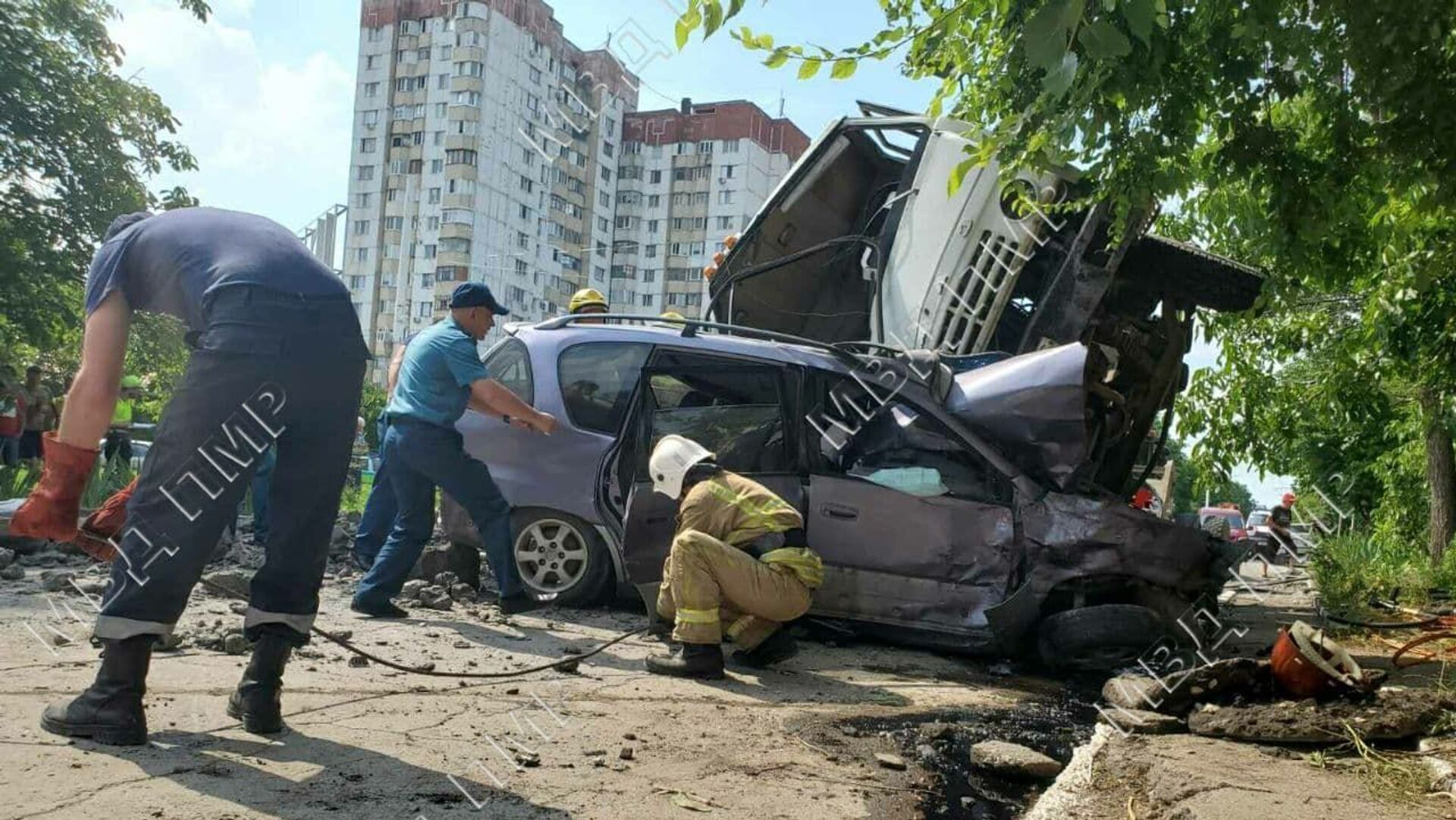 Фото, видео: страшное ДТП в Бендерах – КамАЗ снес два легковых авто -  29.06.2021, Sputnik Молдова