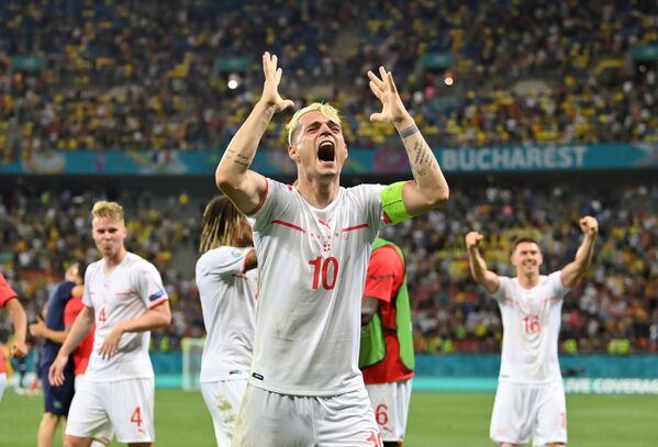 Fotbalistul elvețian Granit Jaka sărbătorește victoria echipei sale în meciul din optimile Euro 2020 dintre Franța și Elveția pe stadionul național din București, România - Sputnik Moldova-România