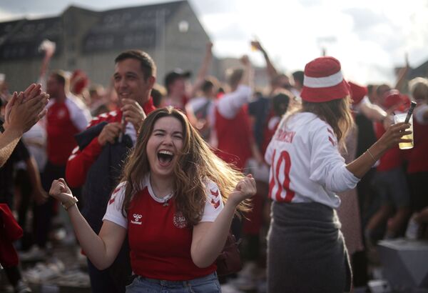 Fanii danezi din zona fanilor în timpul meciului Euro 2020 dintre Țara Galilor și Danemarca, la Copenhaga, Danemarca - Sputnik Moldova-România