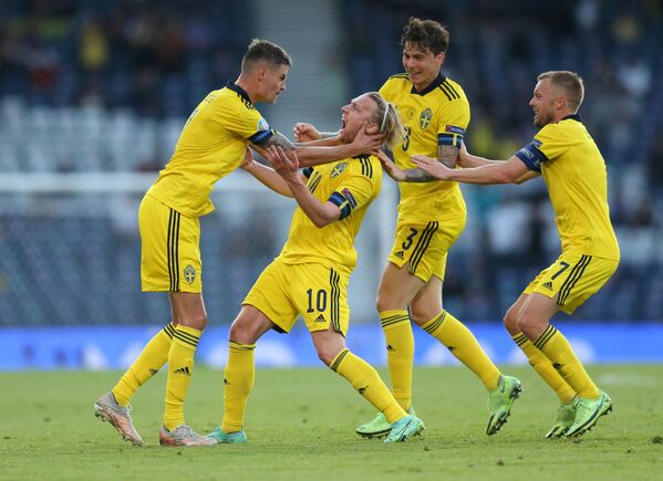 Jucătorii Suediei după ce au marcat un gol împotriva Ucrainei la UEFA EURO 2020 - Sputnik Moldova-România