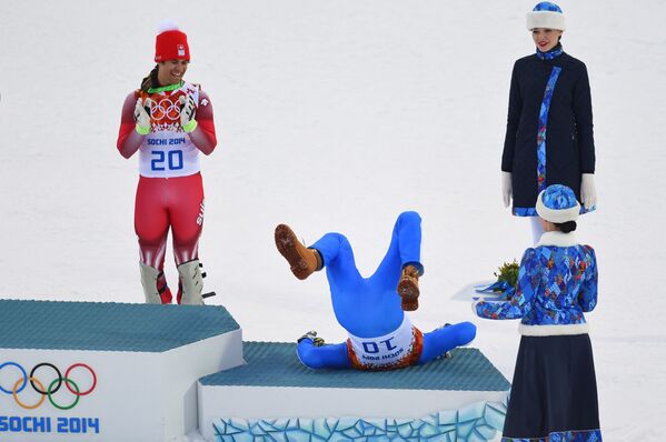 Итальянский горнолыжник Кристоф Иннерхофер упал во время церемонии награждения победителей соревнований на горнолыжном курорте Роза Хутор во время Зимних Олимпийских игр в Сочи, 2014 год. - Sputnik Молдова