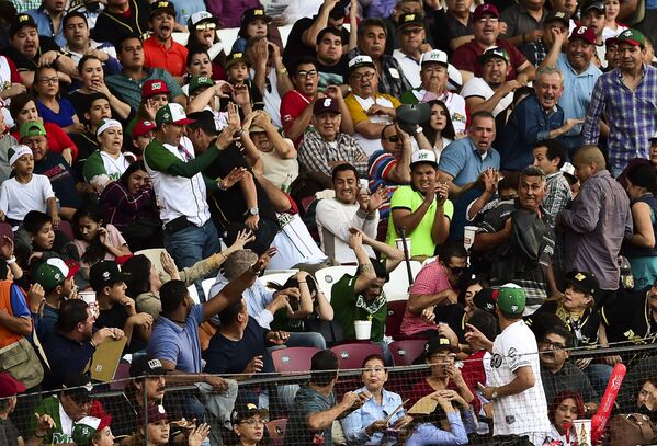 Люди в зале спасаются от бейсбольной биты во время матча Карибской бейсбольной серии на стадионе Томатерос в Кулиакане, штат Синалоа, Мексика,  2017 год. - Sputnik Молдова