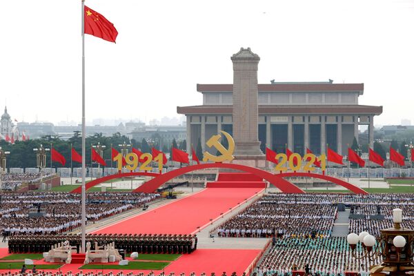 Participanții la evenimentul care marchează 100 de ani de fondatoare a Partidului Comunist din China, pe Piața Tiananmen din Beijing, China, 1 iulie 2021. - Sputnik Moldova-România