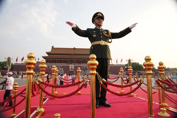 O trupă militară repetă înaite de ceremonia care marcează 100 de ani de la fondarea Partidului Comunist Chinez aflat la guvernare la Poarta Tiananmen din Beijing, joi, 1 iulie 2021. - Sputnik Moldova-România