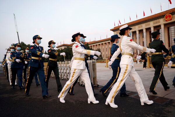 Soldații Armatei de Eliberare a Poporului Chinez (PLA) ajung la Marea Sală a Poporului înainte de evenimentul care marchează 100 de ani de la înființarea Partidului Comunist din China, în Piața Tiananmen din Beijing, China, 1 iulie 2021. - Sputnik Moldova-România