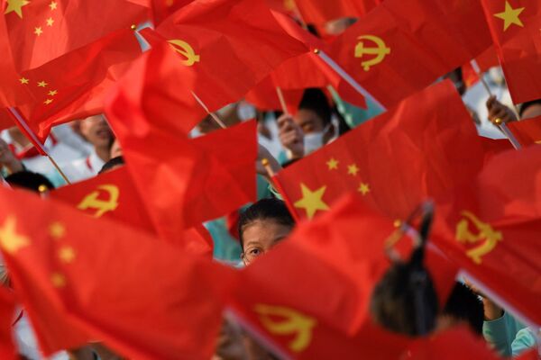 Studenții flutură steagurile Chinei și ale Partidului Comunist din China înainte de sărbătorea de la Beijing din 1 iulie 2021, pentru a marca 100 de ani de la fondarea Partidului Comunist din China. - Sputnik Moldova-România