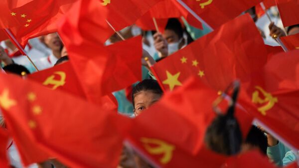 Студенты с флагами на праздновании 100-летия Коммунистической партии Китая в Пекине - Sputnik Moldova-România