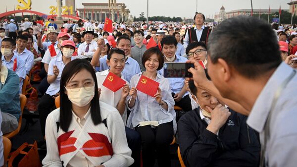 Люди во время фотографирования на праздновании 100-летия Коммунистической партии Китая в Пекине - Sputnik Молдова