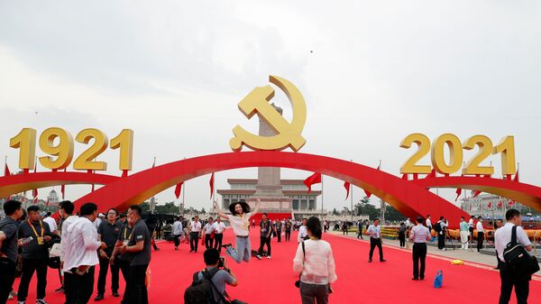 Люди во время фотографирования на праздновании 100-летия Коммунистической партии Китая в Пекине - Sputnik Moldova-România