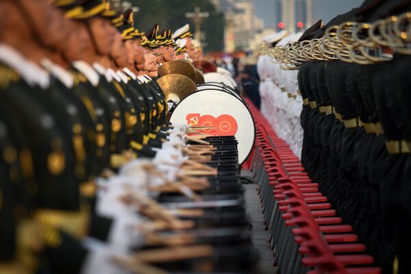 O trupă militară chineză se pregătește să sărbătorească la Beijing pe 1 iulie 2021. - Sputnik Moldova-România