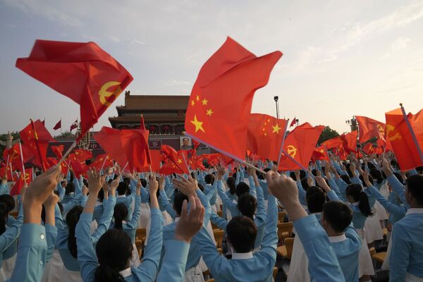 Steagurile chinezești sunt fluturate în timpul unei repetiții pentru o ceremonie de marcare a 100 de ani de la fondarea Partidului Comunist Chinez aflat la guvernare la Poarta Tiananmen din Beijing joi, 1 iulie 2021. - Sputnik Moldova-România