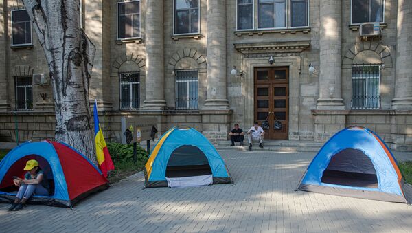 Представители Партии AUR установили палатки у здания СИБ - Sputnik Молдова